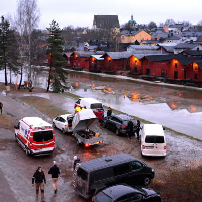 Filmgrupp och många bilar invid Borgå å.