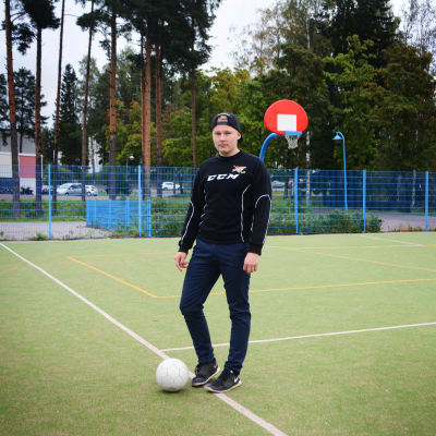Tino Jylhä, har själv spelat i Icehearts och är nu på läroavtal hos organisationen.