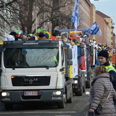 Lastbilar på rad under penkis i Åbo 2017.