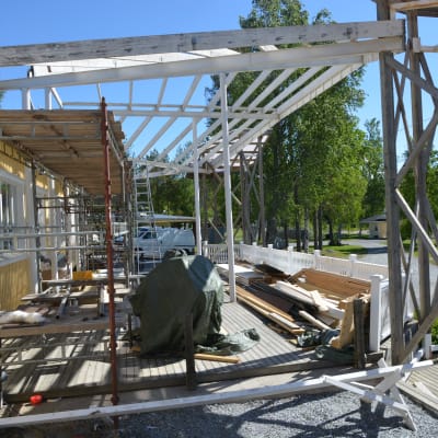 byggställningar utanför åminne paviljong i malax