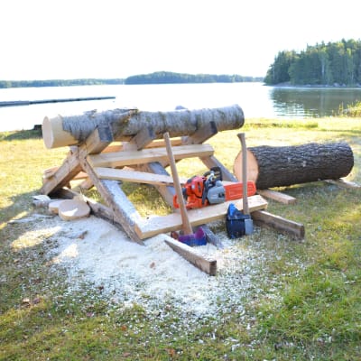Yxor och motorsågar färdiga inför nordiska mästerskapen i yxhuttning och loggersport på Pellinge.
