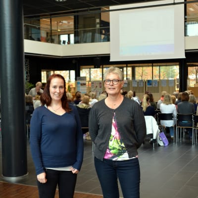 Två deltagare på nylands omvårdnadsdag
