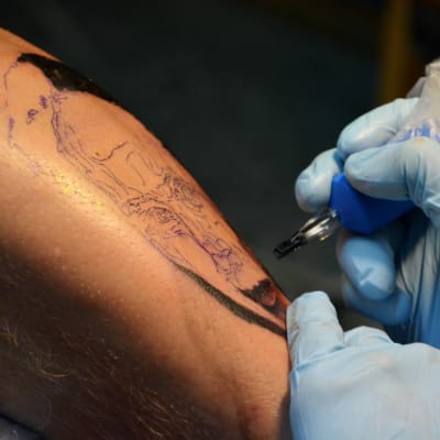 Anders lönnfors tatueras inom ramen för kampanjen "borgå förevigar berättelser som tatueringar"