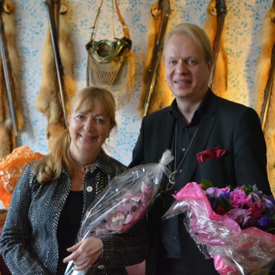 Författarna Henrika Ringbom och Peter Sandström är nominerade till Runebergspriset 2016. Här står de i Runebergs bibliotek i Borgå.