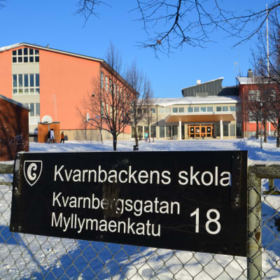 Skylt framför Kvarnbackens skola