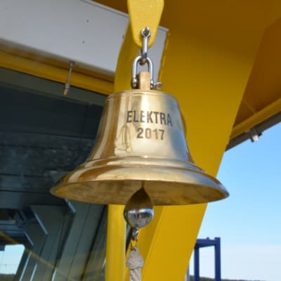 Skeppsklockan på hybridfärjan Elektra.