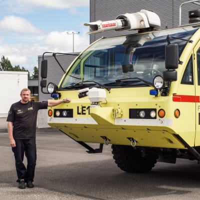 Brandman Antti Pääkkönen brevid Finavia rescue services brandbil.