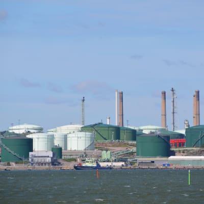sköldviks raffinaderiområde sedd från havet