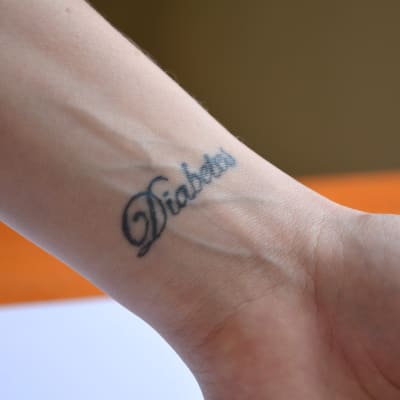 Maria Johansson har tatuerat ordet diabetes på handleden.