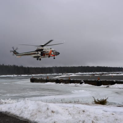 Gränsbevakningens helikopter går in för landning under sjöräddningsövningen ute vid Södra Vallgrunds sjöbevakningsstation.