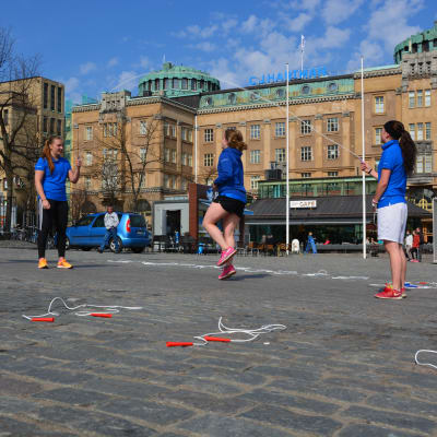 Jonna Boström, Andrea Sågbom och Victoria Bäckman hoppade själva och uppmanade andra att delta.