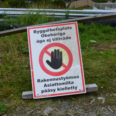 Skylt på byggarbetsplats.