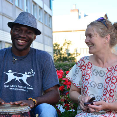 Francis Oyeyiola och Carina Engström