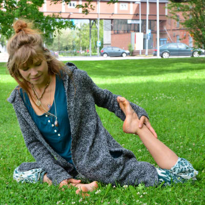 Amanda Holmström gör en yogaställning.