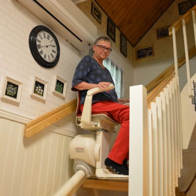 Maj-len Sjöberg har en hiss som tar henne till övre våningen. Hon lider av muskelsjukdomen inklusionskroppsmyosit.