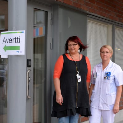 rusmedelskötare Saila Kaitila och avdelningssköterska Pernilla eriksén