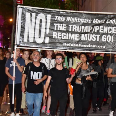 Demonstranter marscherar mot Trump Tower i new York i samband med Trumps besök.