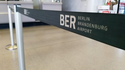 Avspärrningsband inne i terminalen vid flygplatsen Berlin-Tegel