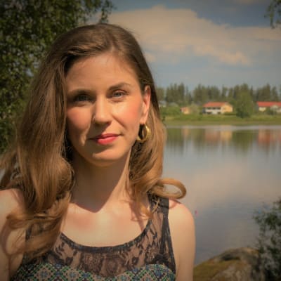 Tuuli Joensuu järvimaiseman edustalla Akaan Kylmäkoskella.
