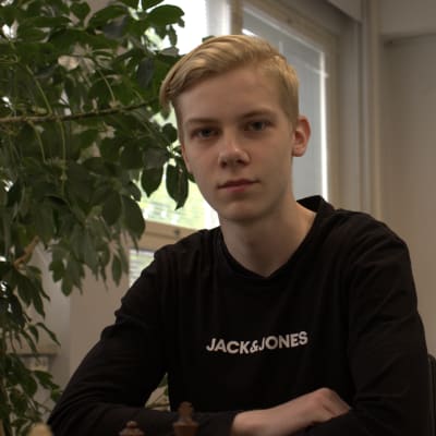 Vammalan lukiolainen 17 -vuotias Aku Halonen nojaa pöytään.