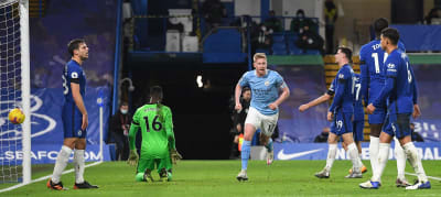Kevin De Bruyne jublar mellan Chelseaspelare.