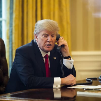 President Donald Trump i samtal med Saudiarabiens kung Salman enligt ett officiellt fotografi från Vita huset