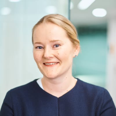 VR:s kommersiella chef Kirsi Sihvonen ler. Har en blå tröja på sig.