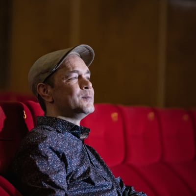 Mikko Vento istumassa Kulttuuritila Nuijamiehen katsomossa.
