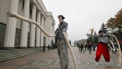 Aktivister på styltor och med långa armar protesterar mot korrupta parlamentariker utanför parlamentet i Kiev i oktober 2014