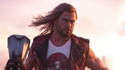Närbild på en upprörd och arg Thor (Chris Hemsworth) som kommer springande med sin yxa Stormbreaker i handen.