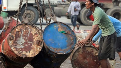 Indonesiska arbetare lastar palmolja