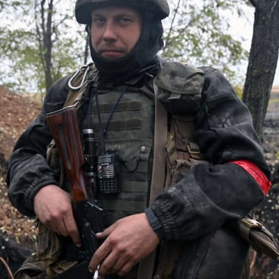 En rysk soldat vid fronten i Ukraina