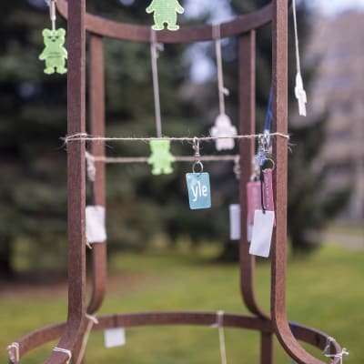 Useita heijastimia Mikkelin kirkkopuistoon rakennetussa heijastinpuussa.