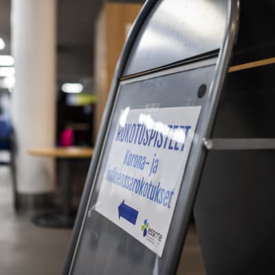 Mikkelin keskussairaalan sisätiloissa opaste, joka ohjaa korona- ja influenssarokotuspisteelle.