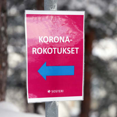 Koronarokotuksesta ilmoittava kyltti Savonlinnan pääterveysasemalla.