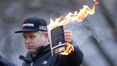 Rasmus Paludan bränner koranen.