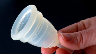 En menskopp av genomskinlig plast.