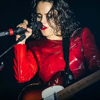 Brittiläinen laulaja-lauluntekijä-kitaristi Anna Calvi esiintymässä Englannissa vuonna 2019. 