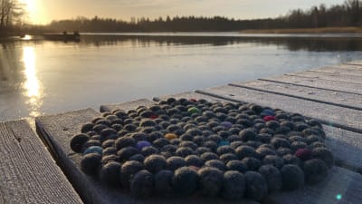 ett tovat sittunderlag på bryggan i vintersol