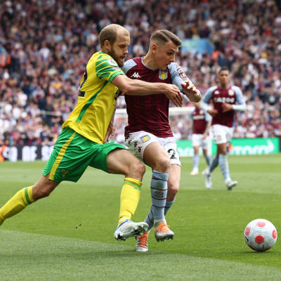 Teemu Pukki taisteli pallosta Aston Villan laitapakin Lucas Dignen kanssa Valioliigan ottelussa 30.5.2022.