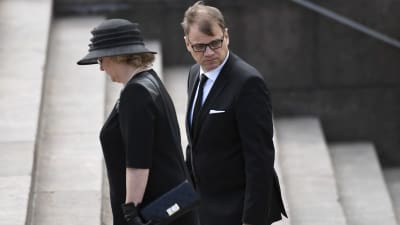 Statsminister Juha Sipilä och hustrun Minna-Maaria Sipilä anländer till Mauno Koivistos jordfästning i Helsingfors domkyrka den 25 maj 2017.