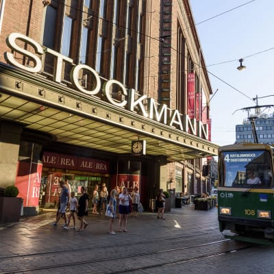 Stockmanns byggnad i Helsingfors. En spårvagn kör förbi.