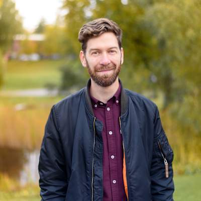 Jonas Sundström framför ett höstlandskap