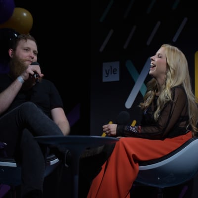 Jonas intervjuar Krista Siegfrids. Hon skrattar stort. 