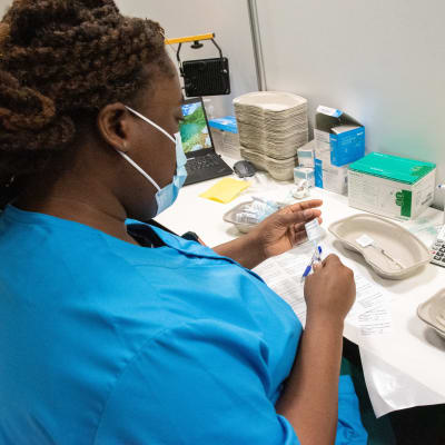 Sjukskötare Diana Boateong jobbar med vaccinationssprutor i Helsingfors. 