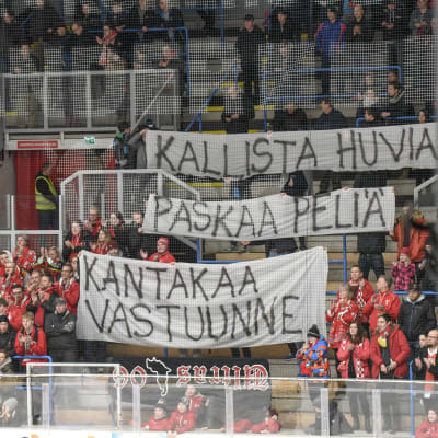 Vasa Sports fans protesterar mot lagets svaga spel.