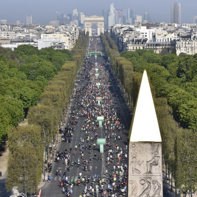 Tiotusentals maratonlöpare på Champs-Élysées i april 2019