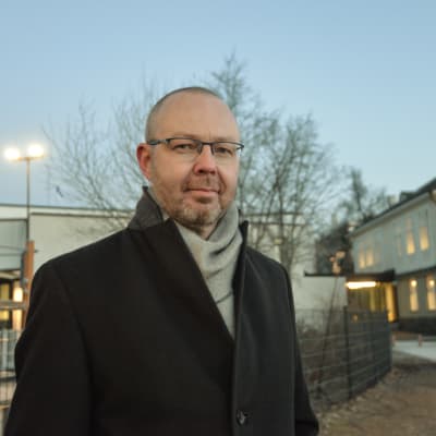 Jyväskylän kaupunginjohtaja Timo Koivisto Puistokoulun pihalla.