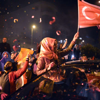 AKP-anhängare firar segern i söndagens parlamentsval.