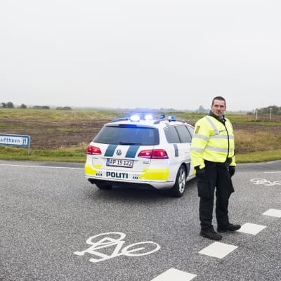 Polisbevakning efter bombhot mot Roskilde flygplats.